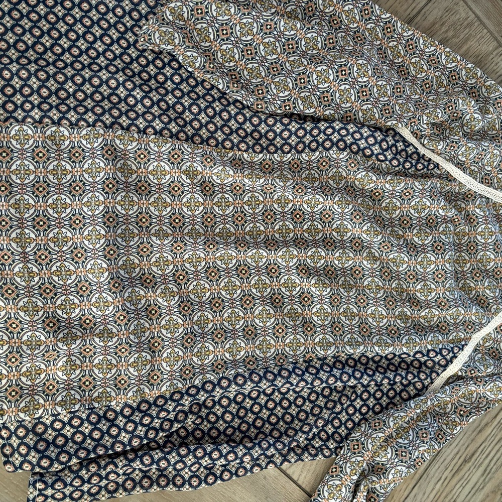Elegant Blue Patterned Blouse - Picture 6 of 8